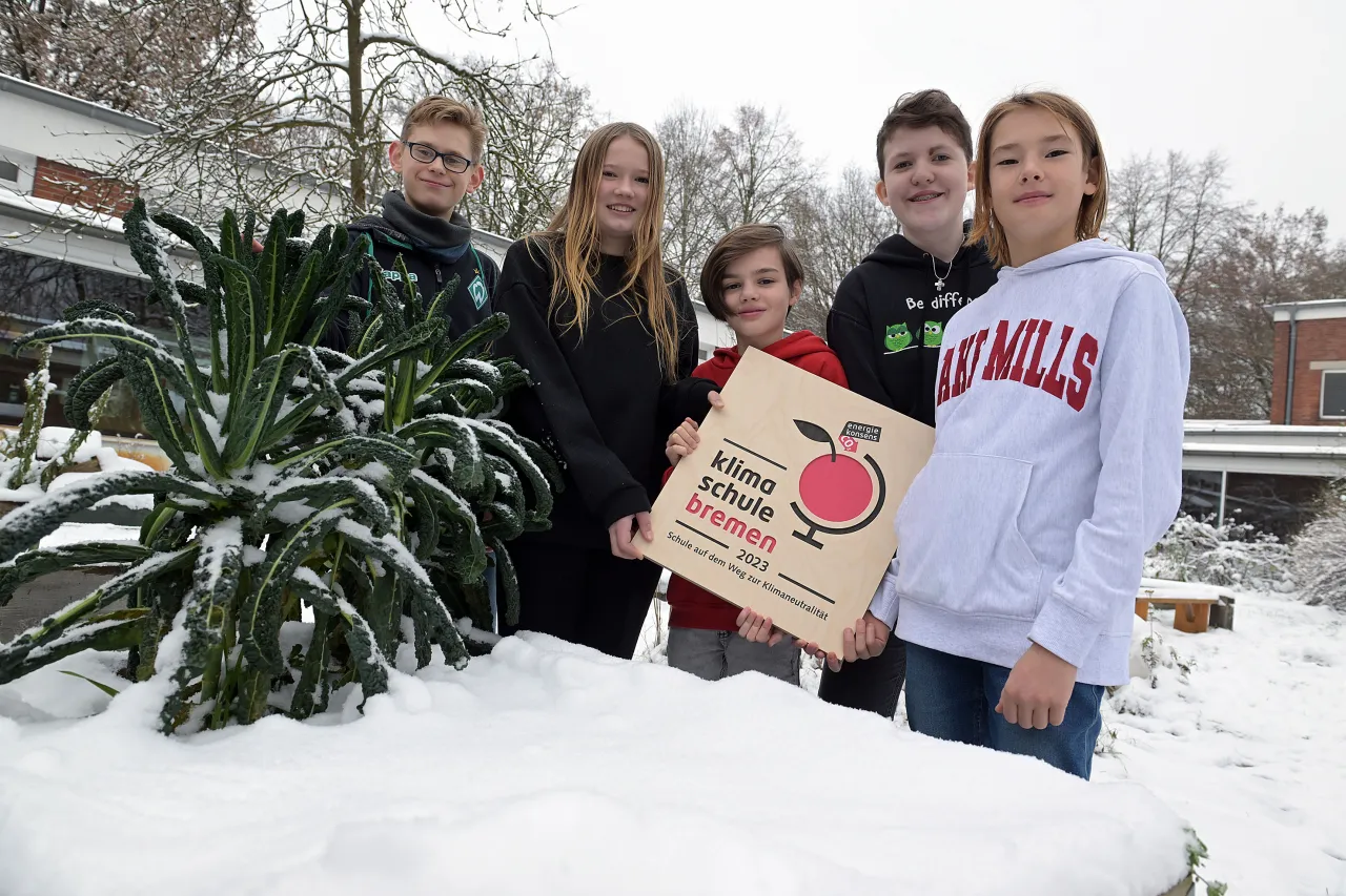 Schüler*innen halten Auszeichnung 