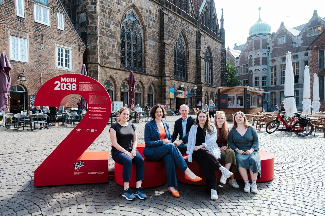 Menschen sitzen auf der Instllation 