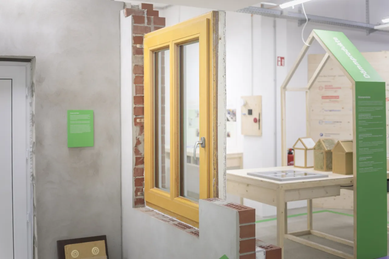 Offene Wand mit halb eingebauten Fenster aus der Ausstellung im Klima Bau Zentrum