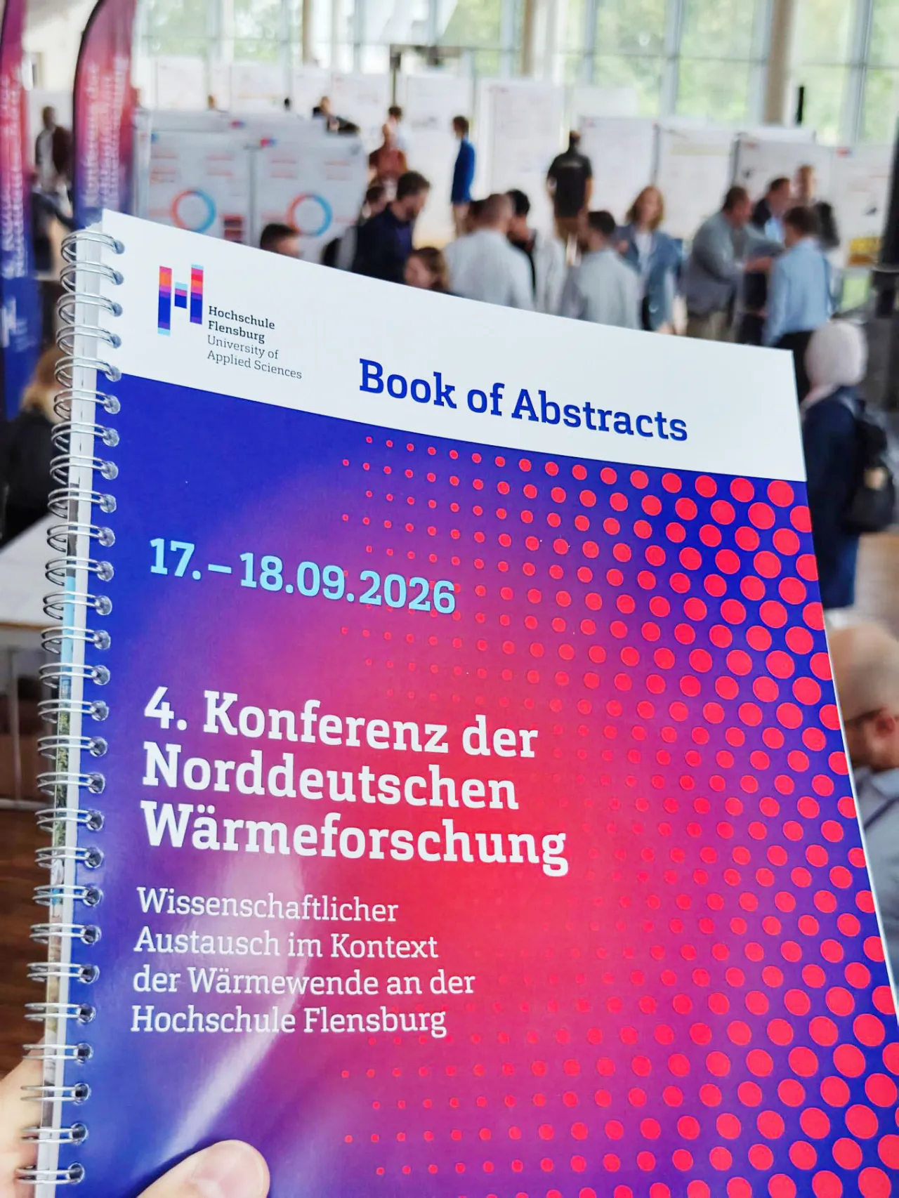 Eine Hand h&auml;lt eine Brosch&uuml;re mit der Beschriftung 