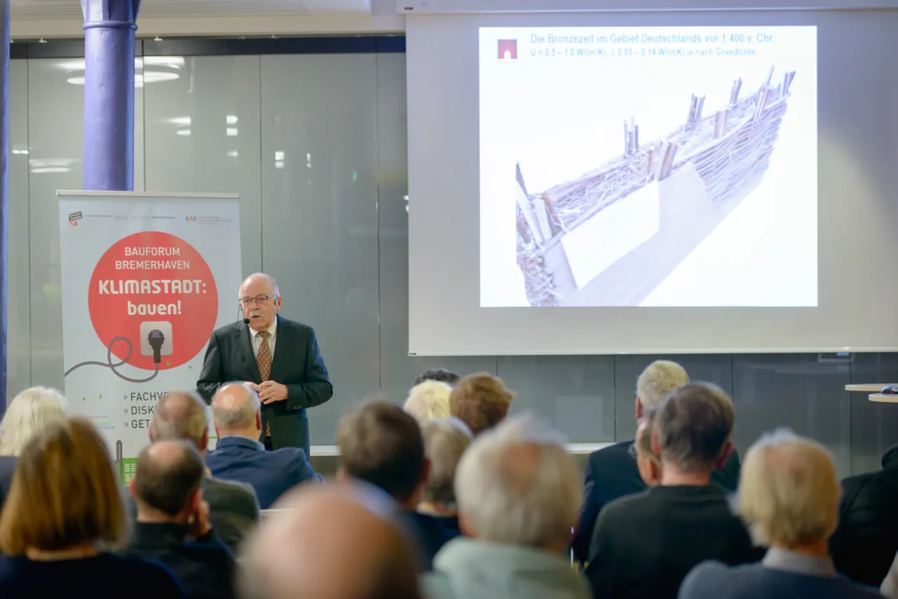 Referent trägt vor Publikum auf dem Bauforum 2020 vor