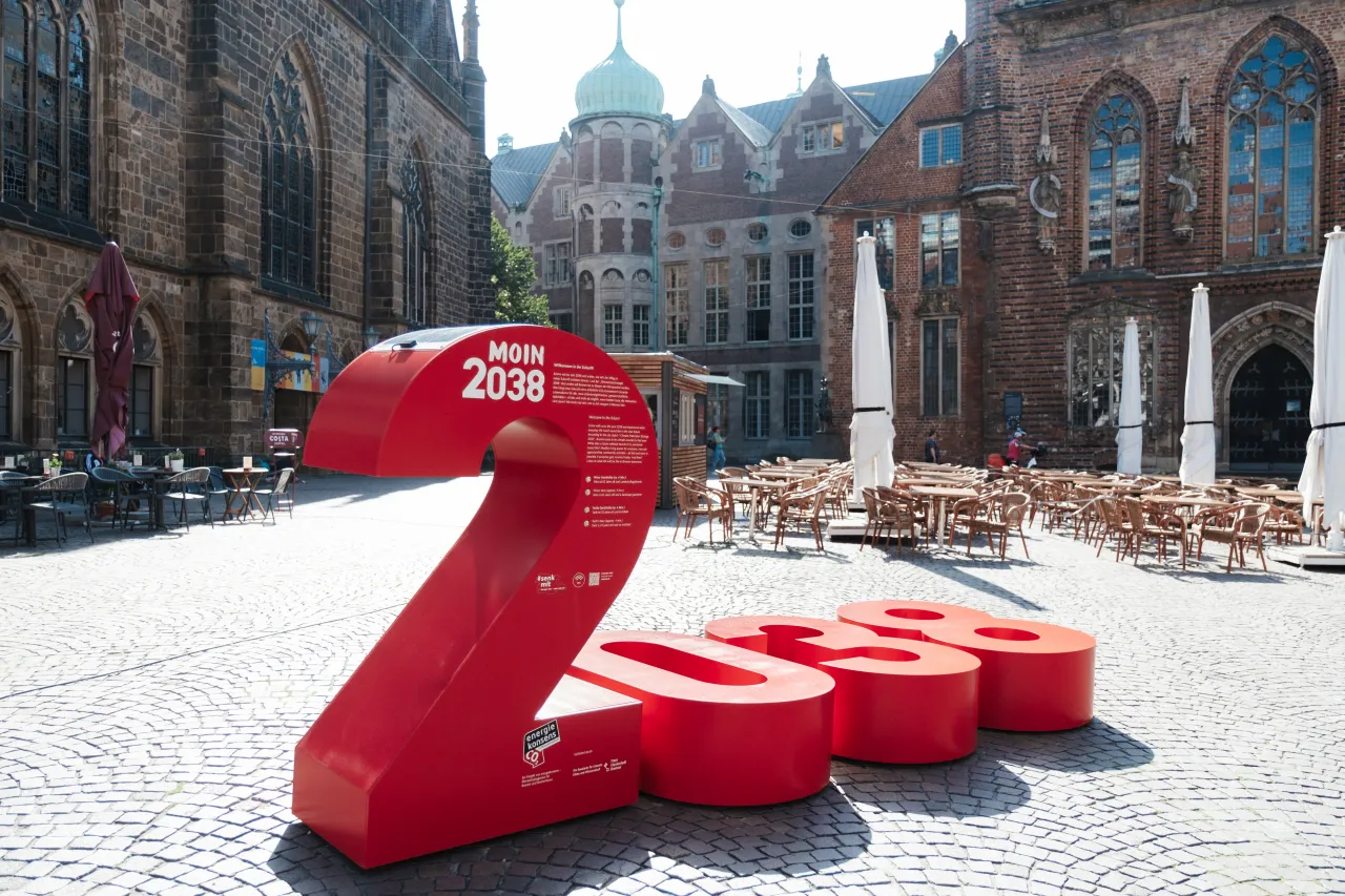 Die interaktive Installation der Zahl 2038 steht auf dem Bremer Liebfrauen-Kirchhof