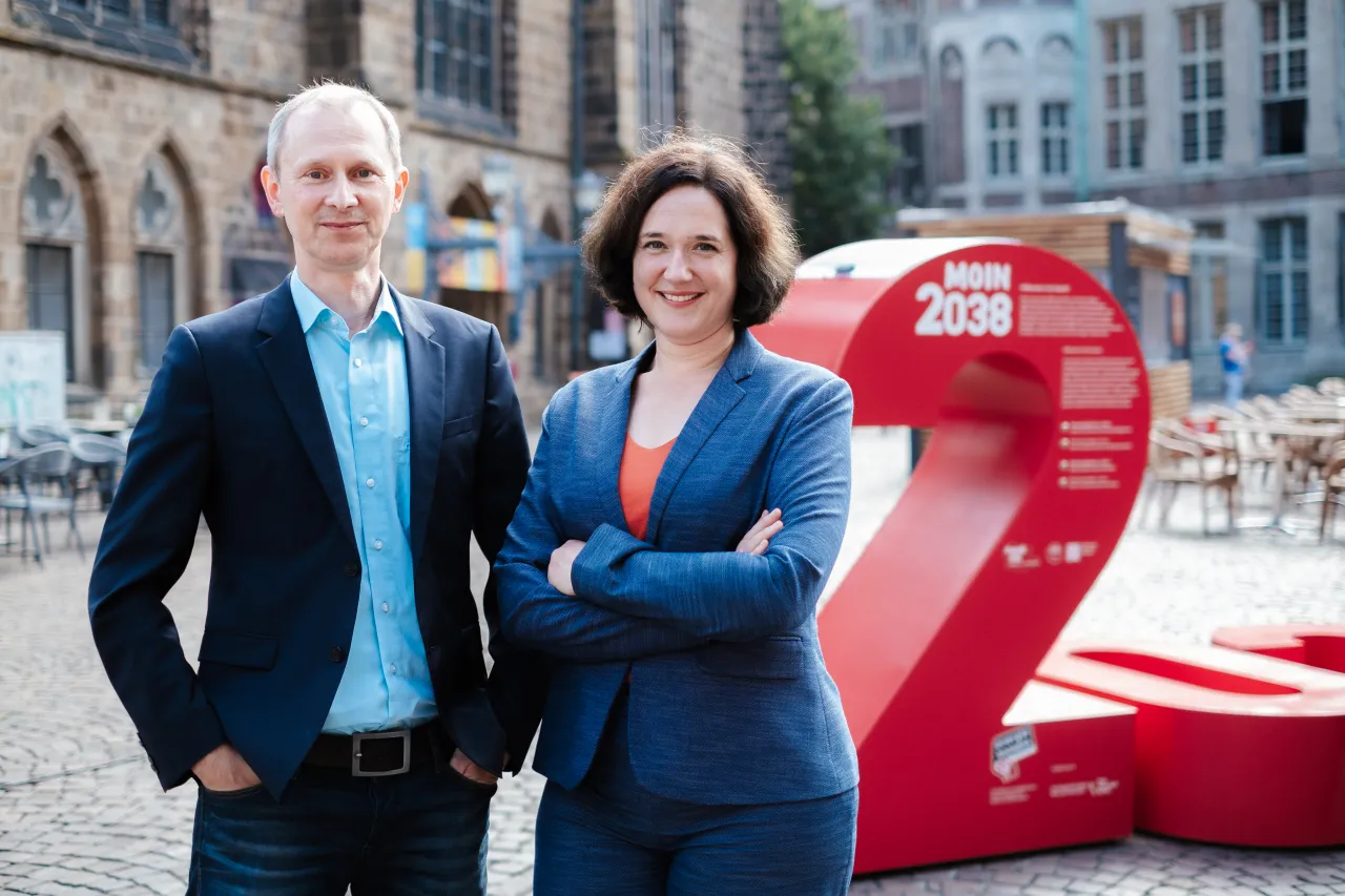 Die Senatorin für Umwelt, Klima und Wissenschaft Kathrin Moosdorf und der Geschäftsführer der Klimaschutzagentur energiekonsens Martin Grocholl stehen vor der Instllation 