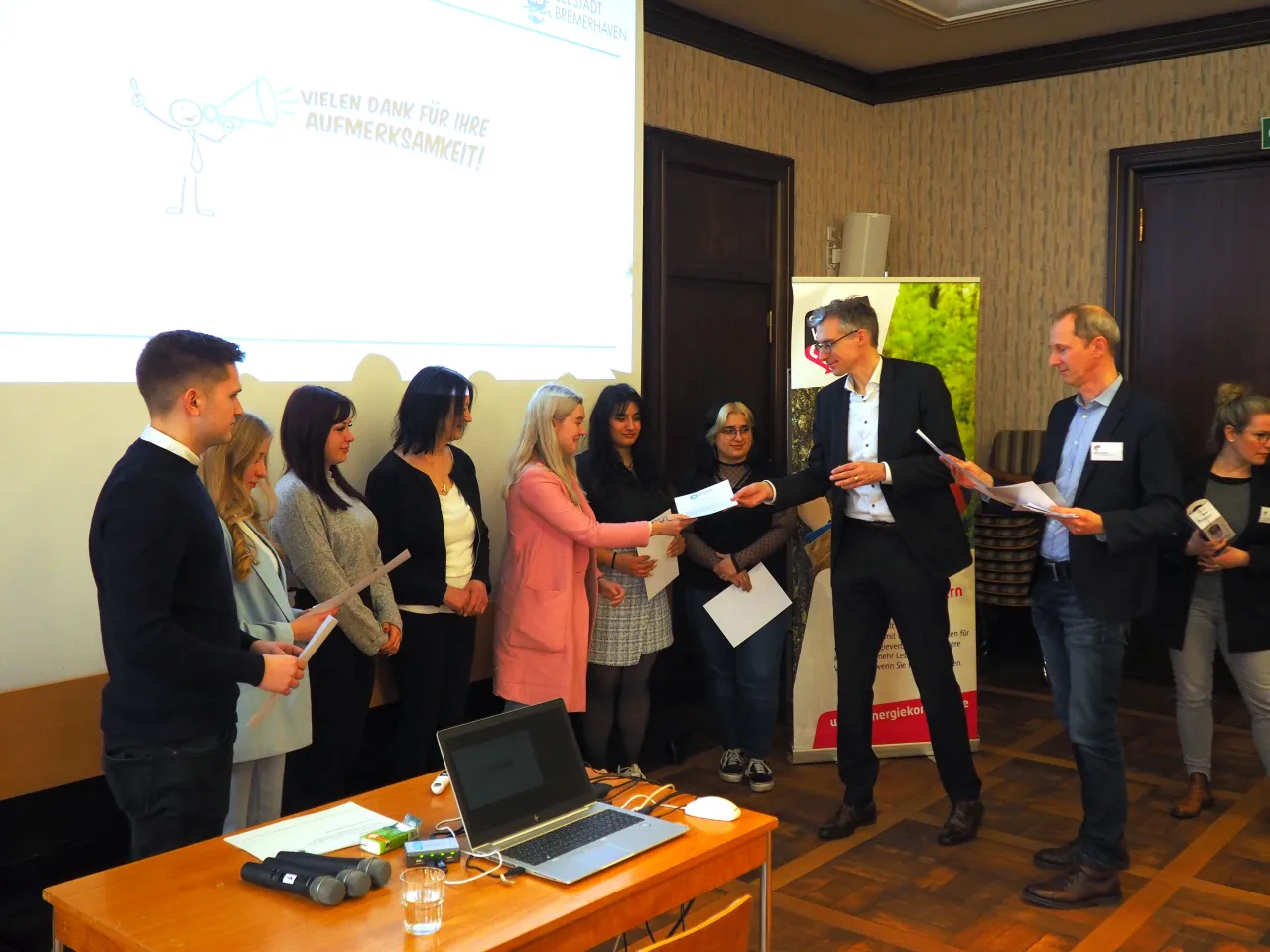 Staatsrat Martin Hagen und energiekonsens-Geschäftsführer Martin Grocholl überreichen Urkunden an die kommunalen Klimascouts