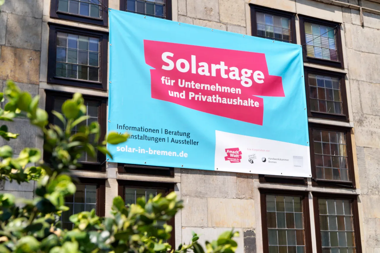 Banner auf dem steht 