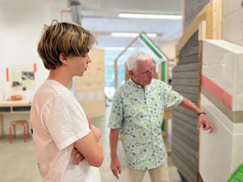 Schüler*innen informieren sich im Klima Bau Zentrum über Umweltberufe