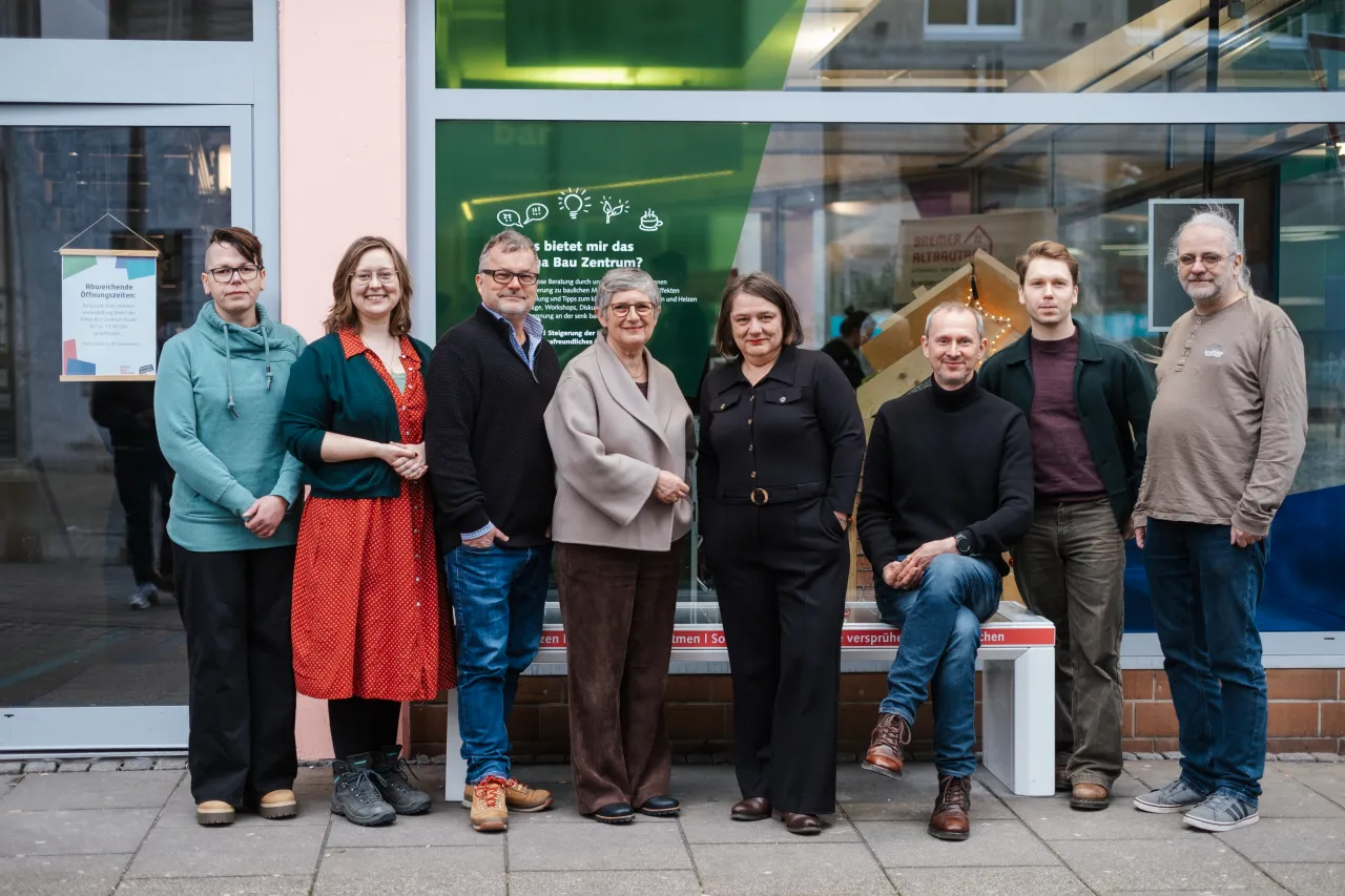 Politischer Austausch im Klima Bau Zentrum: v.l. Maike-Sophie Mittelst&auml;dt, Josephine Assmus, Marek Helsner, Britta Ha&szlig;elmann (Fraktionsvorsitzende), Senatorin Dr. Henrike M&uuml;ller (SUKW), Martin Grocholl (Gesch&auml;ftsf&uuml;hrer energiekonsens), Marlin Meier, Harald Klussmeier (Klima Bau Zentrum)