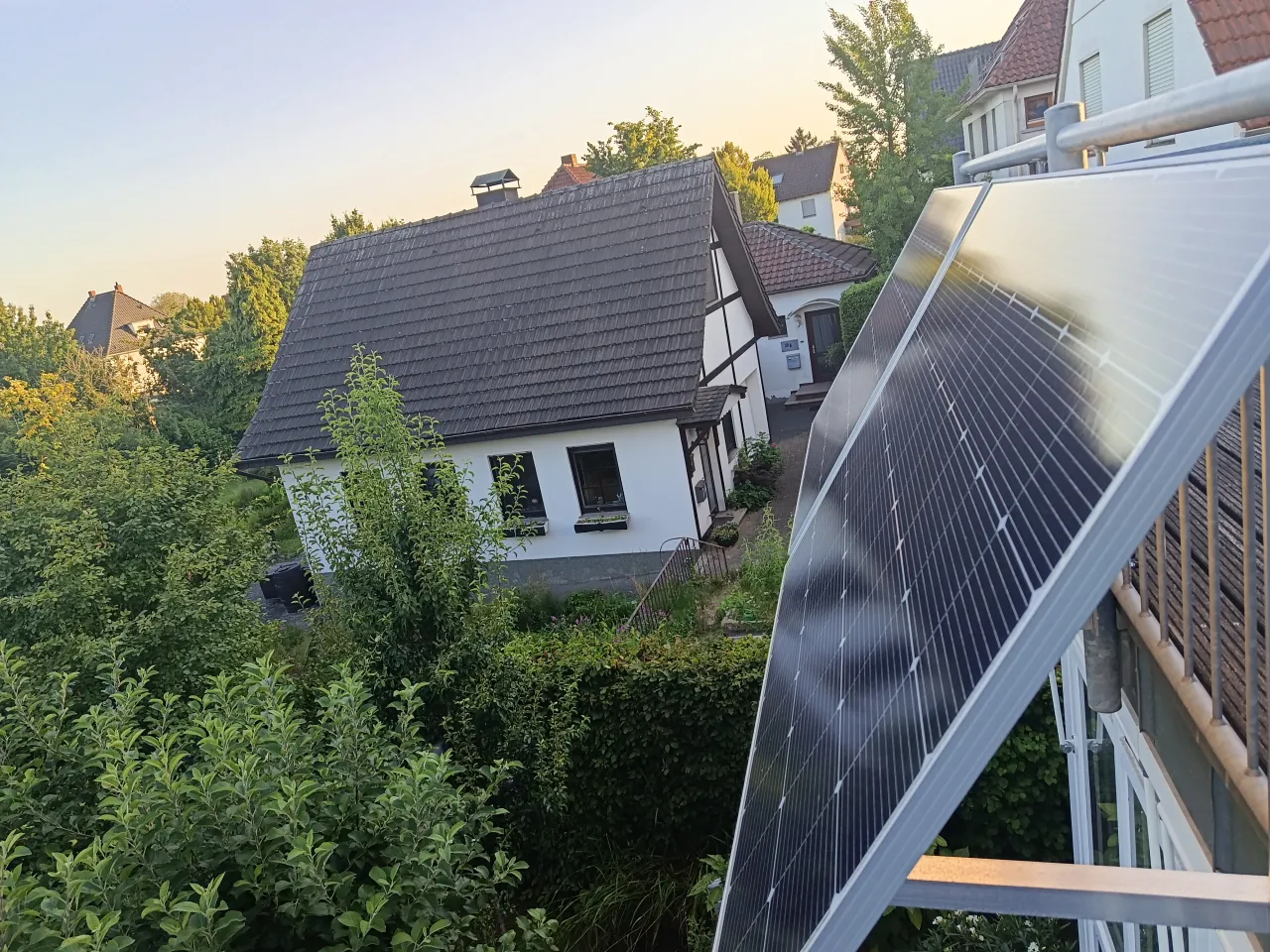 Stecker-Solar-Anlage an Balkongel&auml;nder