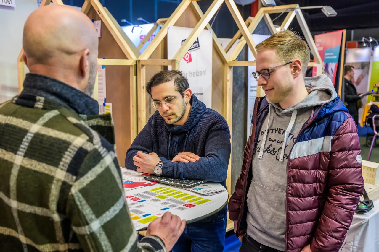 „Wie laufen Beratungsgespräche in der Praxis ab? HSB-Studenten (rechts) erfahren während der Messe Bremer Altbautage von konkreten Fragestellungen und Praxisbeispielen der Energieberatung.“