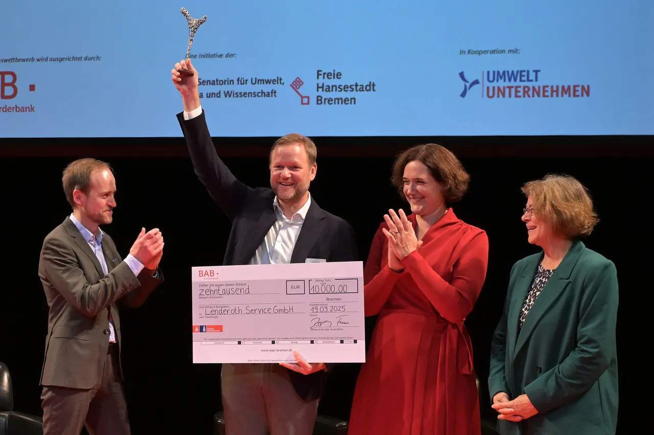 v.l.n.r.: Ralf Stapp, vorsitzender Geschäftsführer der BAB - Die Förderbank für Bremen und Bremerhaven, Christophe Lenderoth, Geschäftsführender Gesellschafter der Lenderoth Service GmbH, Kathrin Moosdorf, Senatorin für Umwelt, Klima und Wissenschaft und Maike Frese, Staatsrätin für Wirtschaft bei der Senatorin für Wirtschaft, Häfen und Transformation.