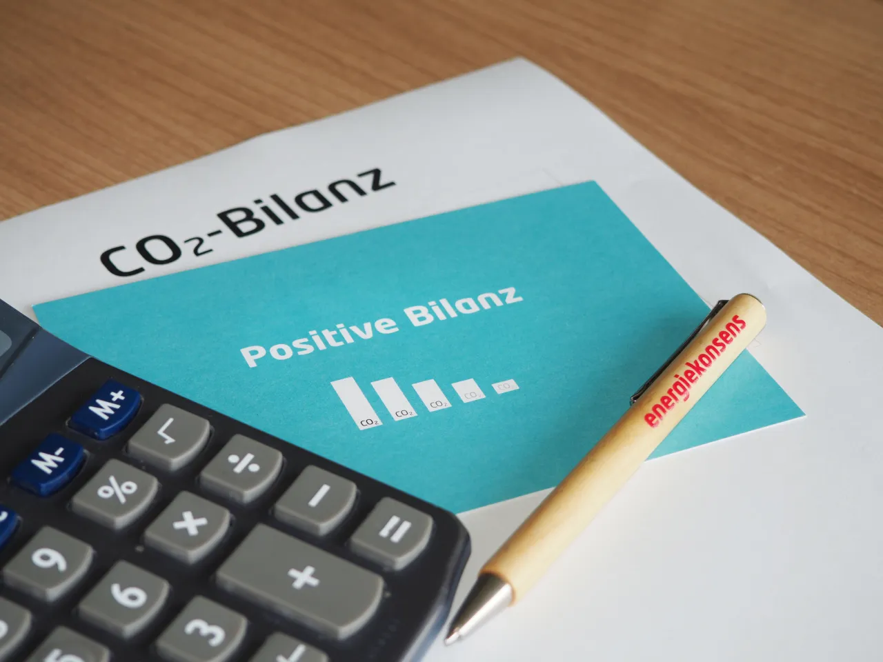 Postkarte und Papier zur 