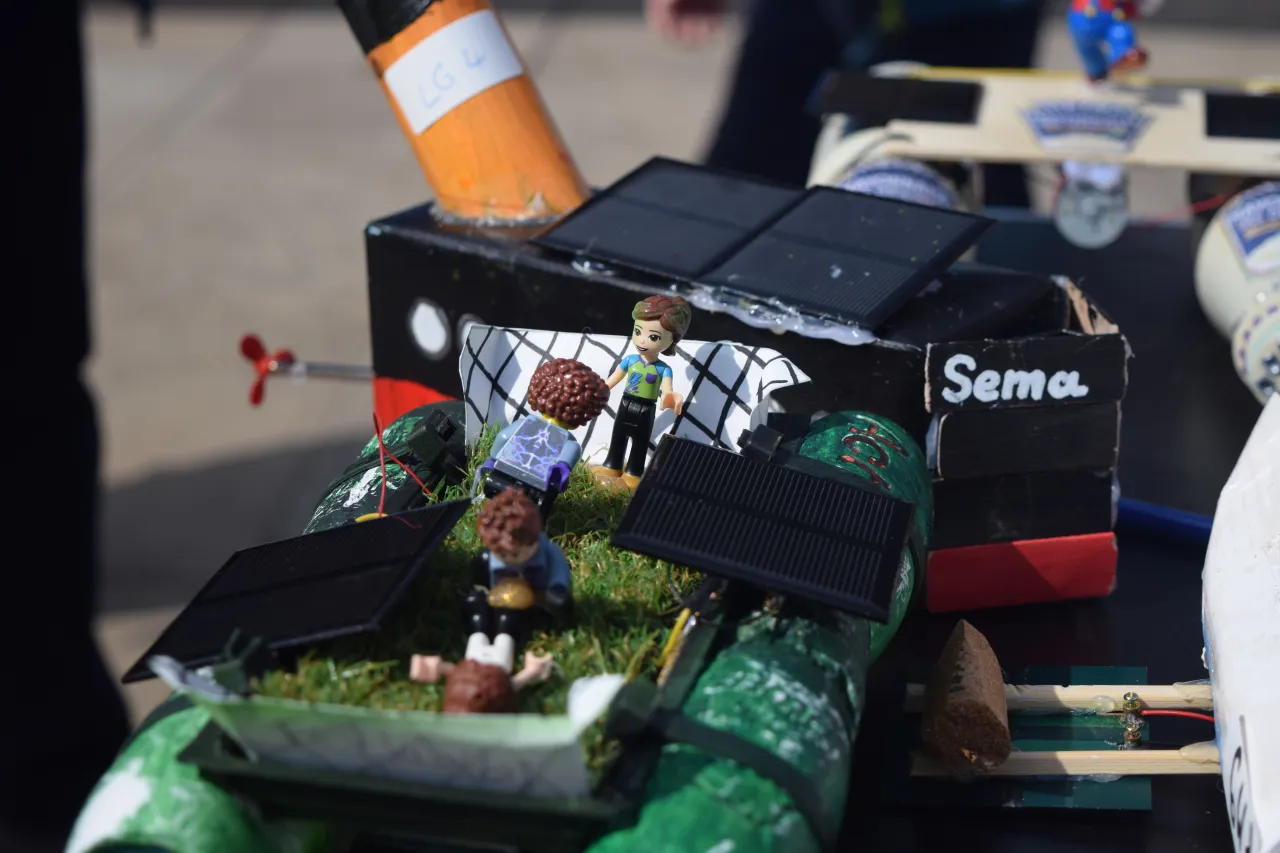 Selbstgebautes Solarboot mit kleiner Grünfläche und Lego-Figuren