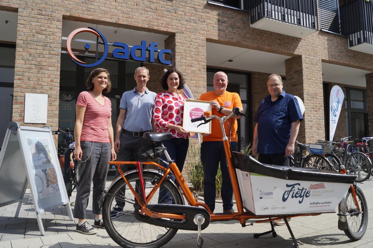 Gruppenfoto - im Vordergrund steht ein Lastenrad