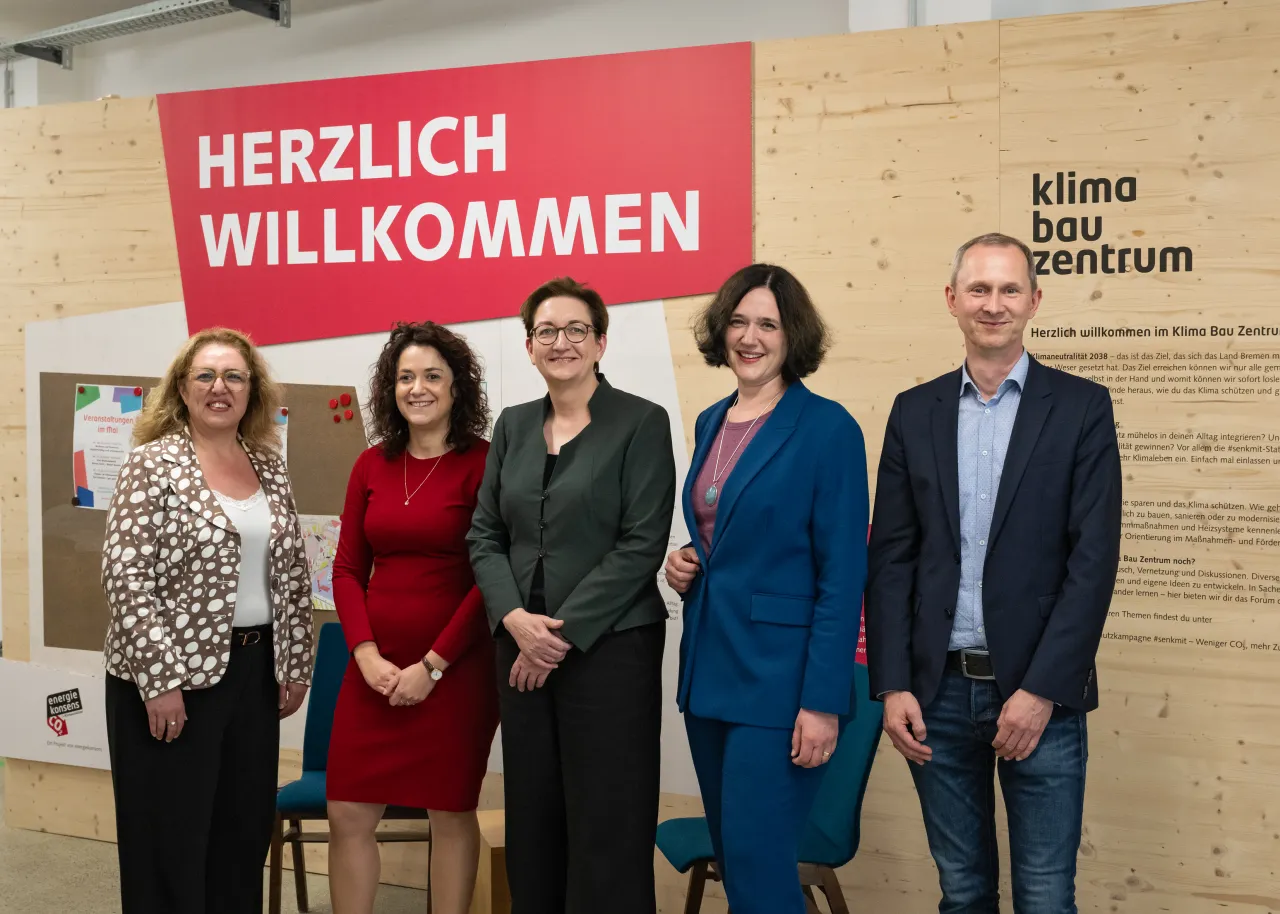 Gruppenfoto vor Willkommenswand im Klima Bau Zentrum