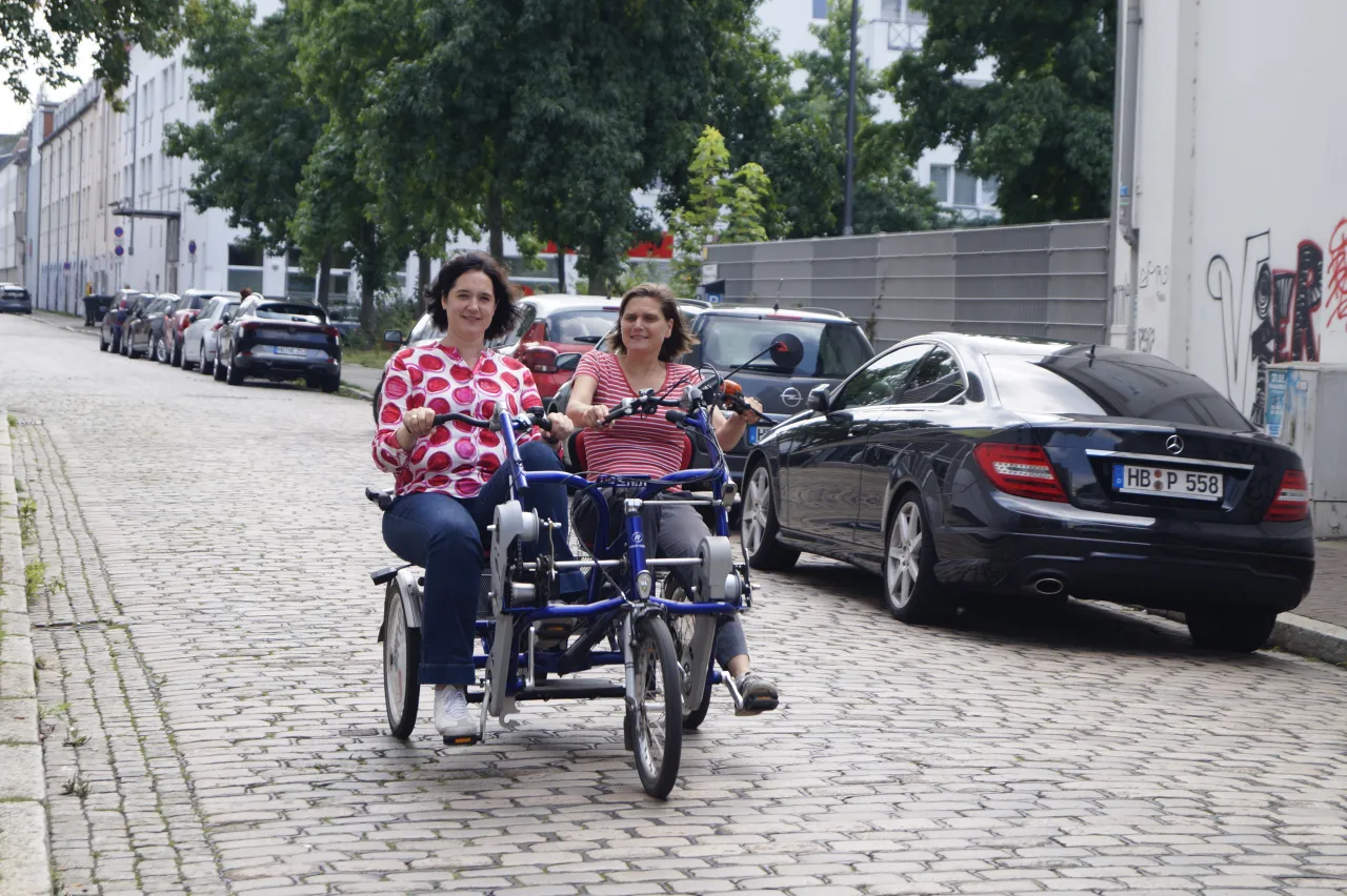 Zwei Personen auf Spezial-Fahrrad