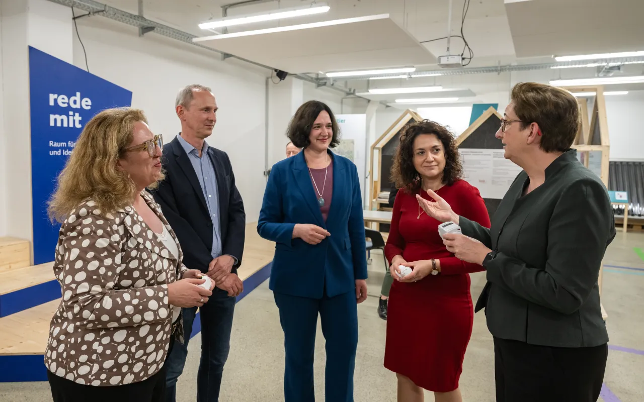 rechts: Bundesbauministerin spricht, links Öslem Ünsal, Martin Grocholl, Kathrin Moosdorf und Sarah Ryglewski hören zu