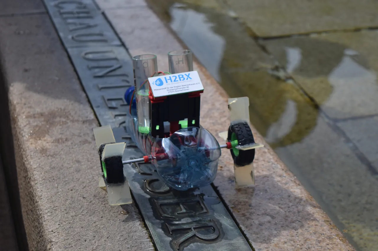 Selbstgebautes Boot mit zwei Wasserzylindern, Schild 