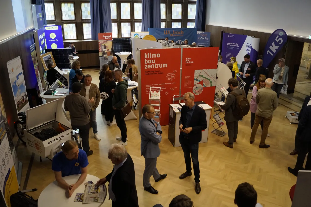 Ansicht von oben auf die Stände der Solartage im Handwerkssaal der Handwerkkammer Bremen