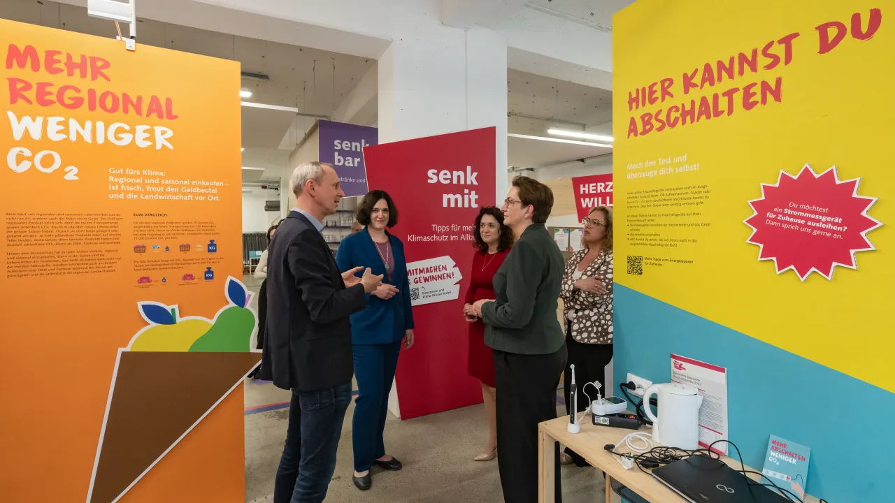 Vier Personen stehen zwischen Stellwänden des Ausstellung #senkmit