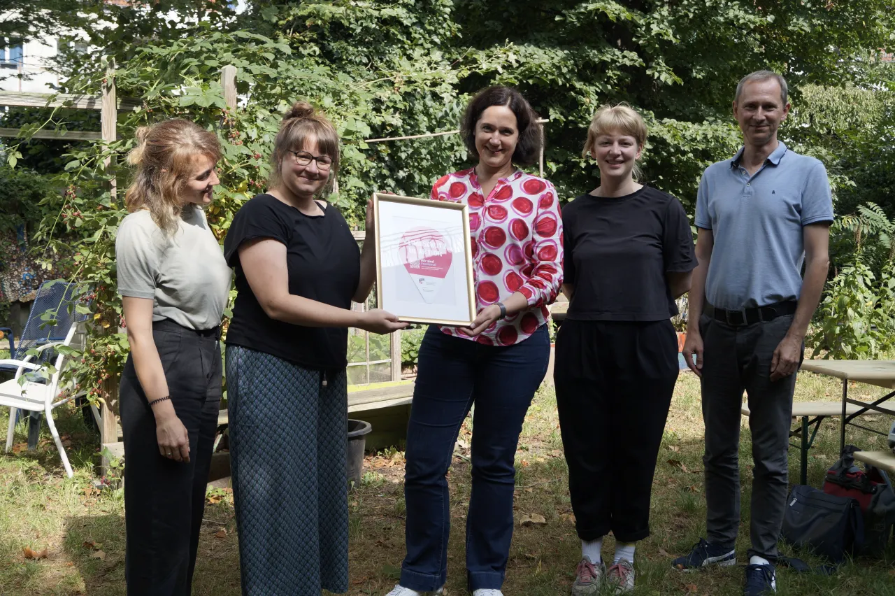 5 Personen halten Auszeichnung