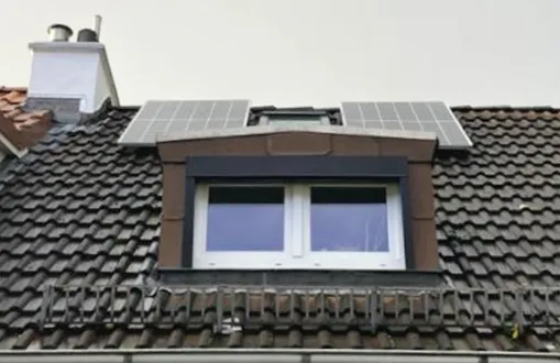 Zwei Module einer PV-Anlage über einem Dachfenster