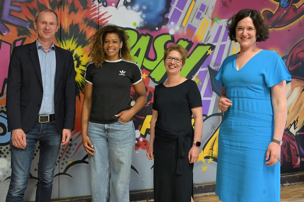Sie stellten die Erfolge des Klimaschutzprojekts ener:freizi gemeinsam vor: Martin Grocholl von der Klimaschutzagentur energiekonsens, Larah Ndure vom DRK Jugendzentrum Findorff, Jugend- und Sozialsenatorin Dr. Claudia Schilling und Umweltsenatorin Kathrin Moosdorf (v.l.n.r.). (C) ener:freizi / m.bahlo