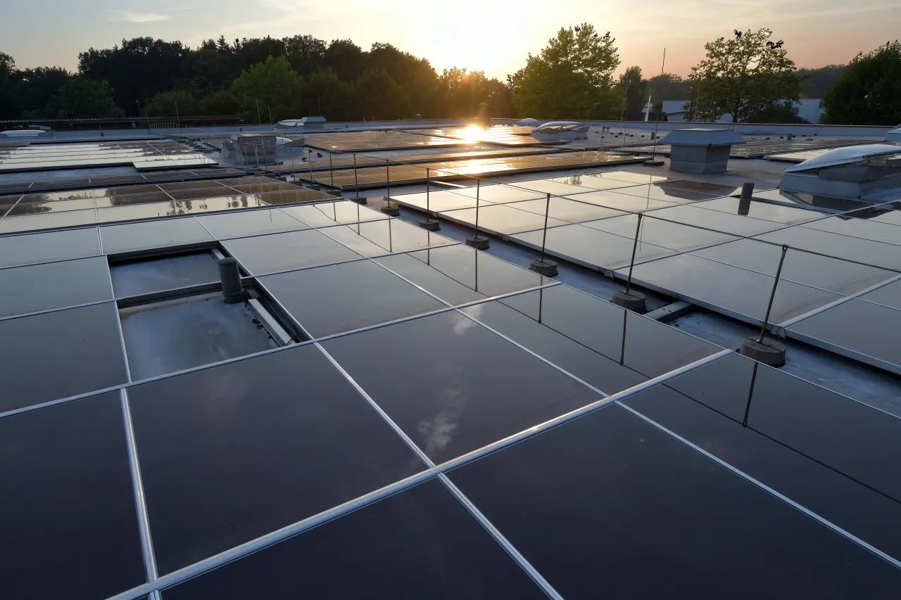 Solaranlage auf dem Dach von Hammer Heimtex in Bremen Nord