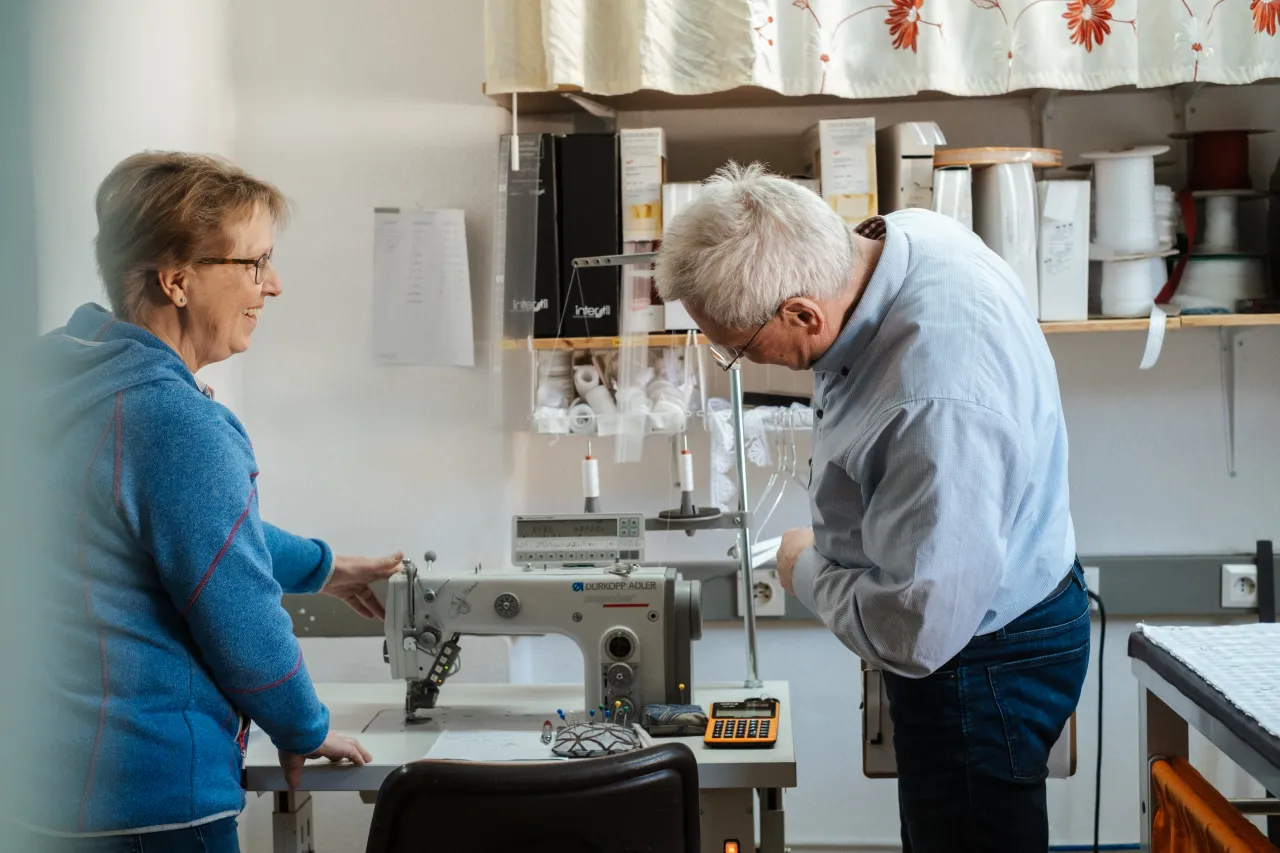 Martina Komoß und Jens Büsing an der Industrienähmaschine