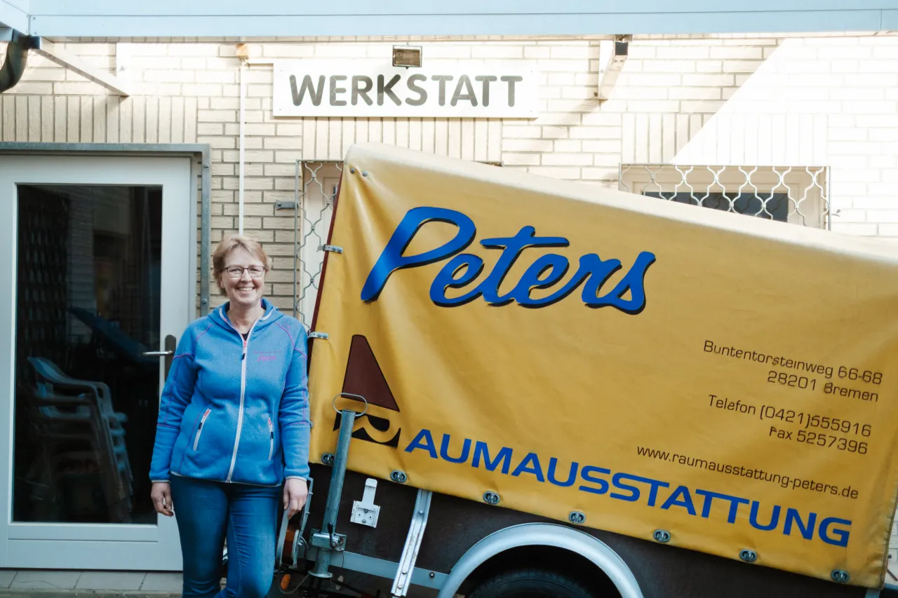 Martina Komoß vor ihrer Werkstatt