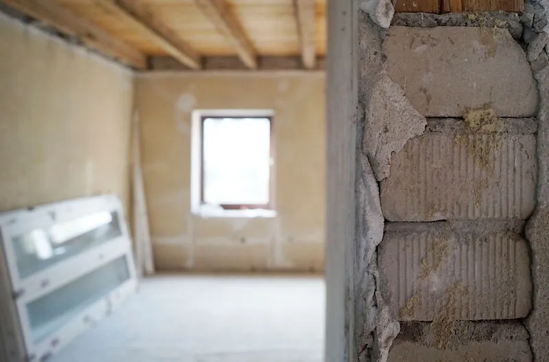 Ein kalher Raum, als Baustelle mit einem Blick auuf eine offene Wand (Schnittstelle)