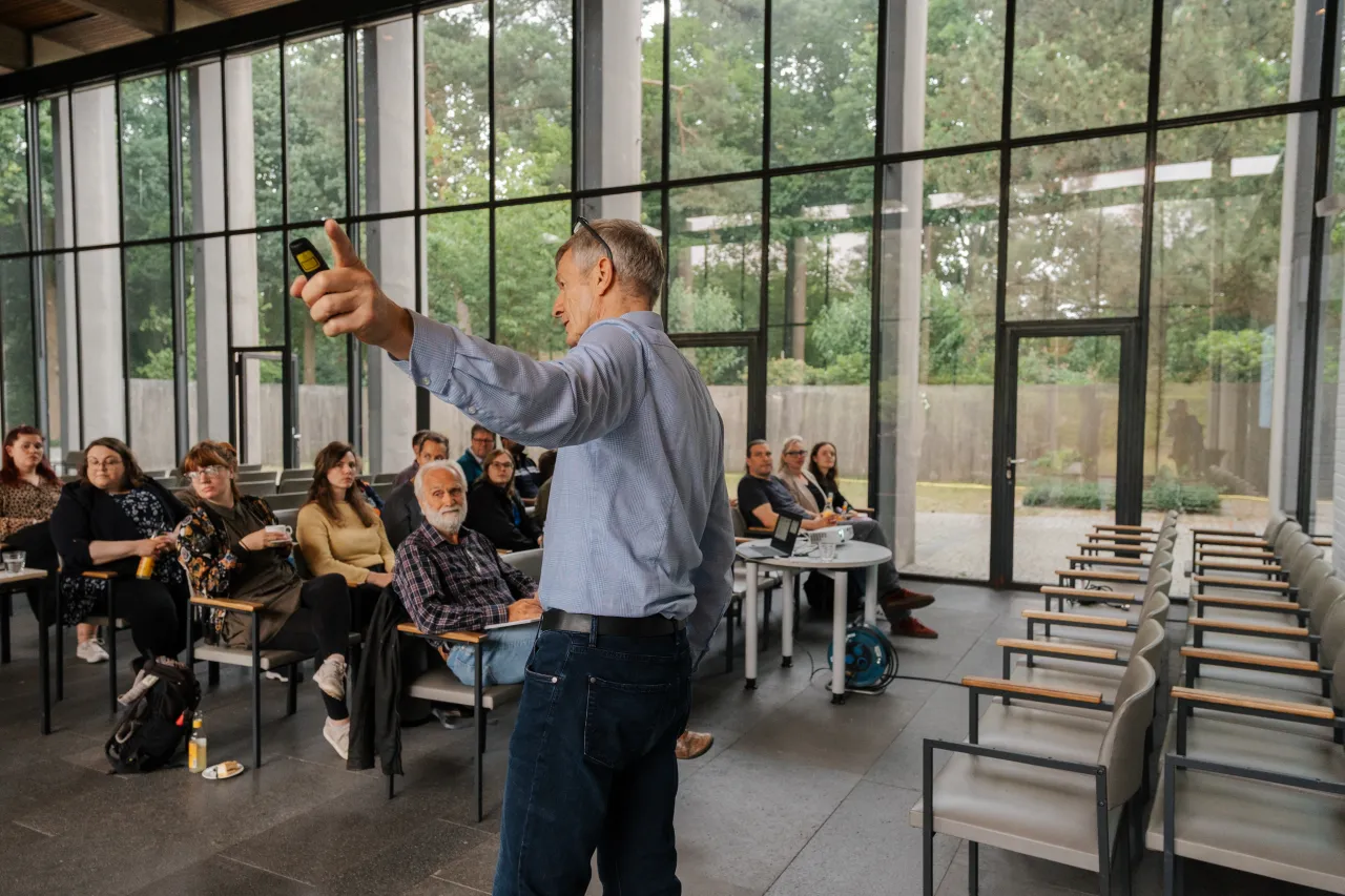 Referent steht vor Teilnehmenden beim Energieeffizienztisch Zero am 24.06.2025 im Krematorium Bremen
