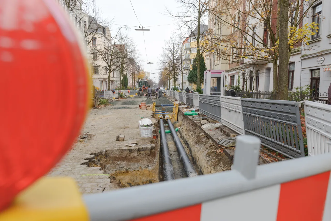 Baustelle: aufgerissene Straße, Fernwärmerohre werden verlegt, Bremer Straßenzug