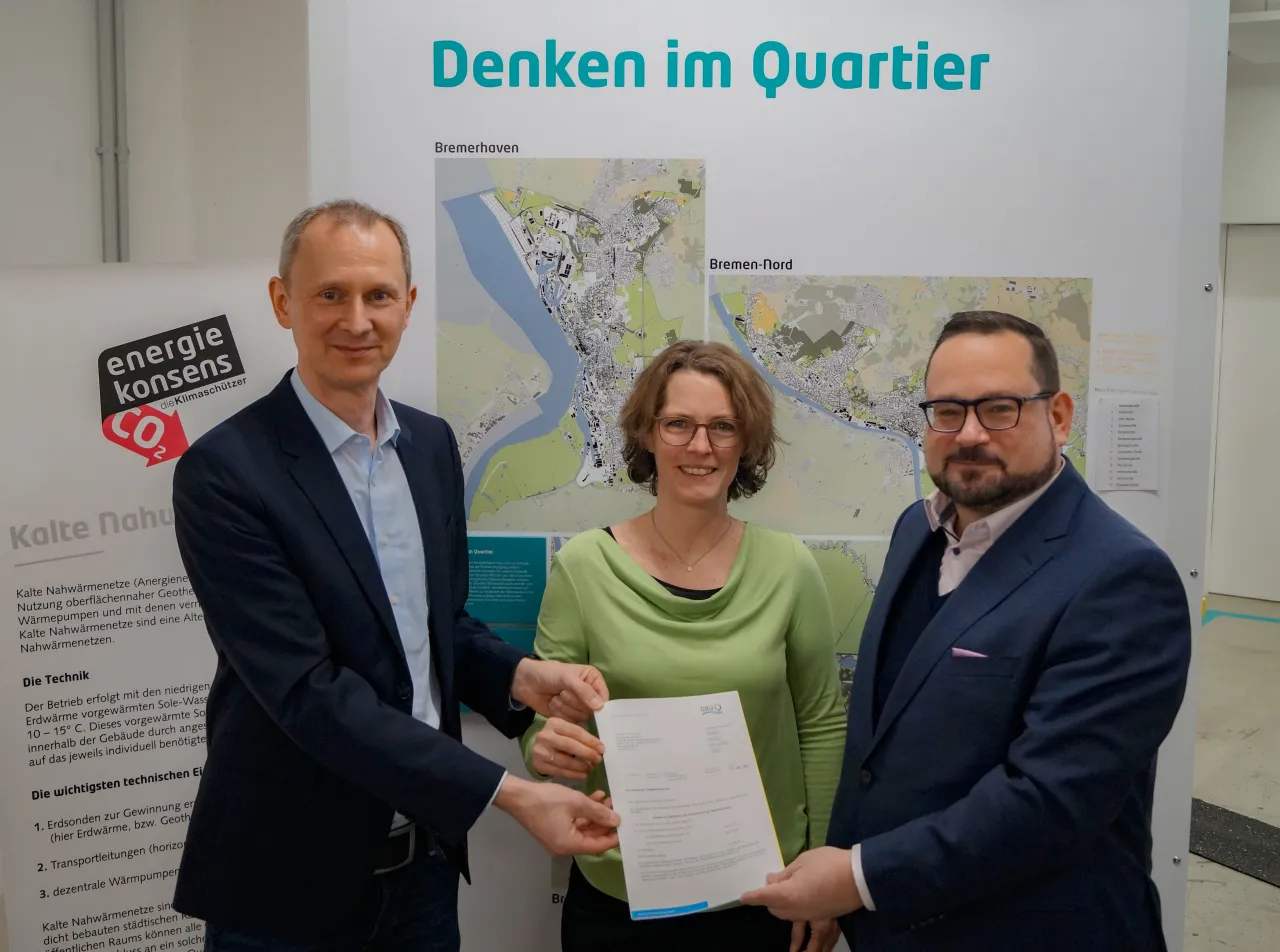 DBU-Generalsekretär Alexander Bonde (r.) übergibt den Förderbescheid für das Projekt „Urbane Anergienetze“ an die Projektpartner:  HBS-Pressesprecherin Meike Mossig nahm den Bescheid stellvertretend für Prof. Dr. Winfried Osthorst gemeinsam mit energiekonsens-Geschäftsführer Martin Grocholl (l.) entgegen.