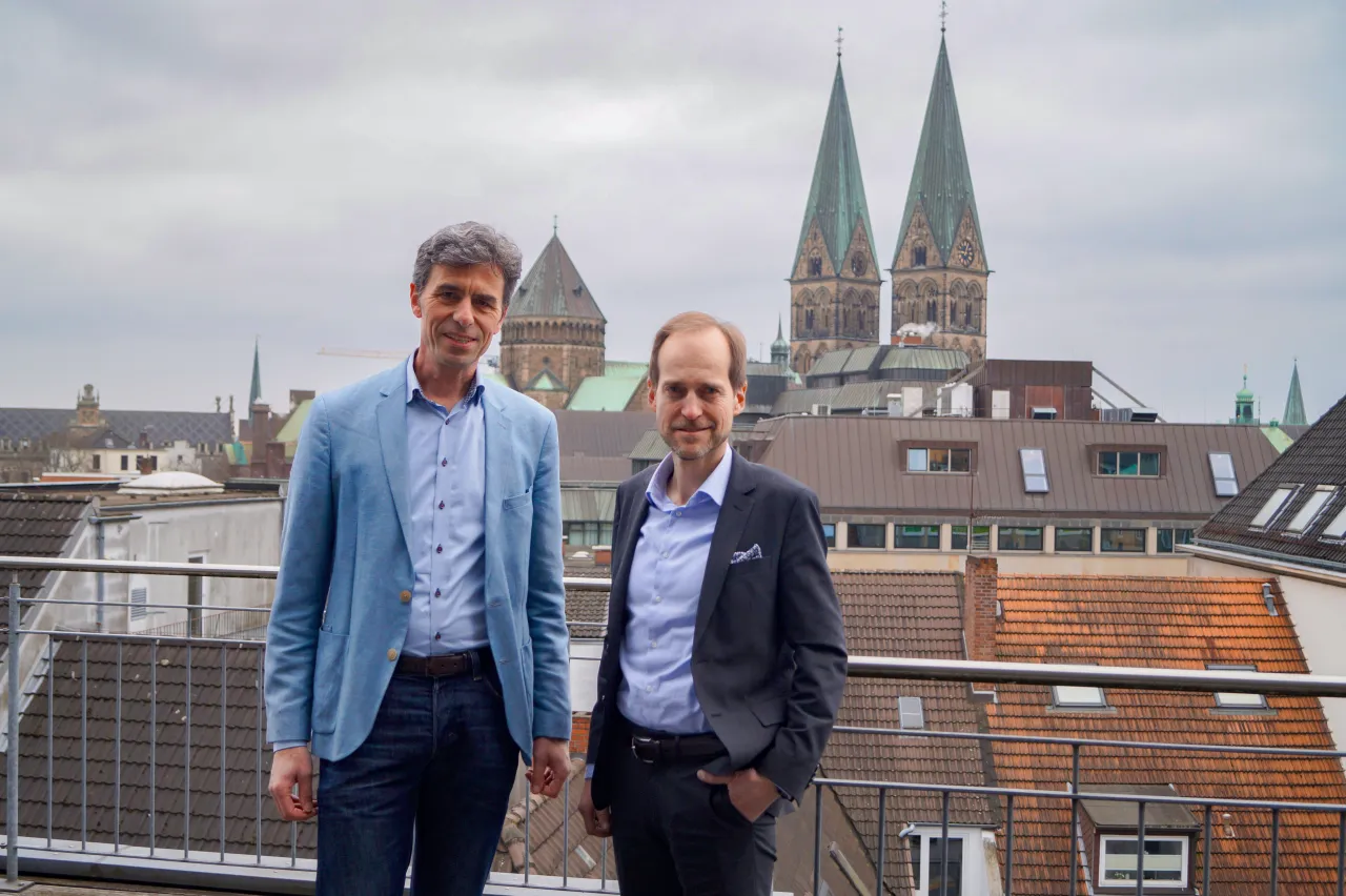 „Leiten als Vorstand die Tätigkeiten des Fördervereins der Klimaschutzagentur energiekonsens e.V.: Prof. Peter Ritzenhoff (Hoschule Bremerhaven, l.) und Ralf Stapp (Bremer Aufbau-Bank, r.)“ (© energiekonsens)