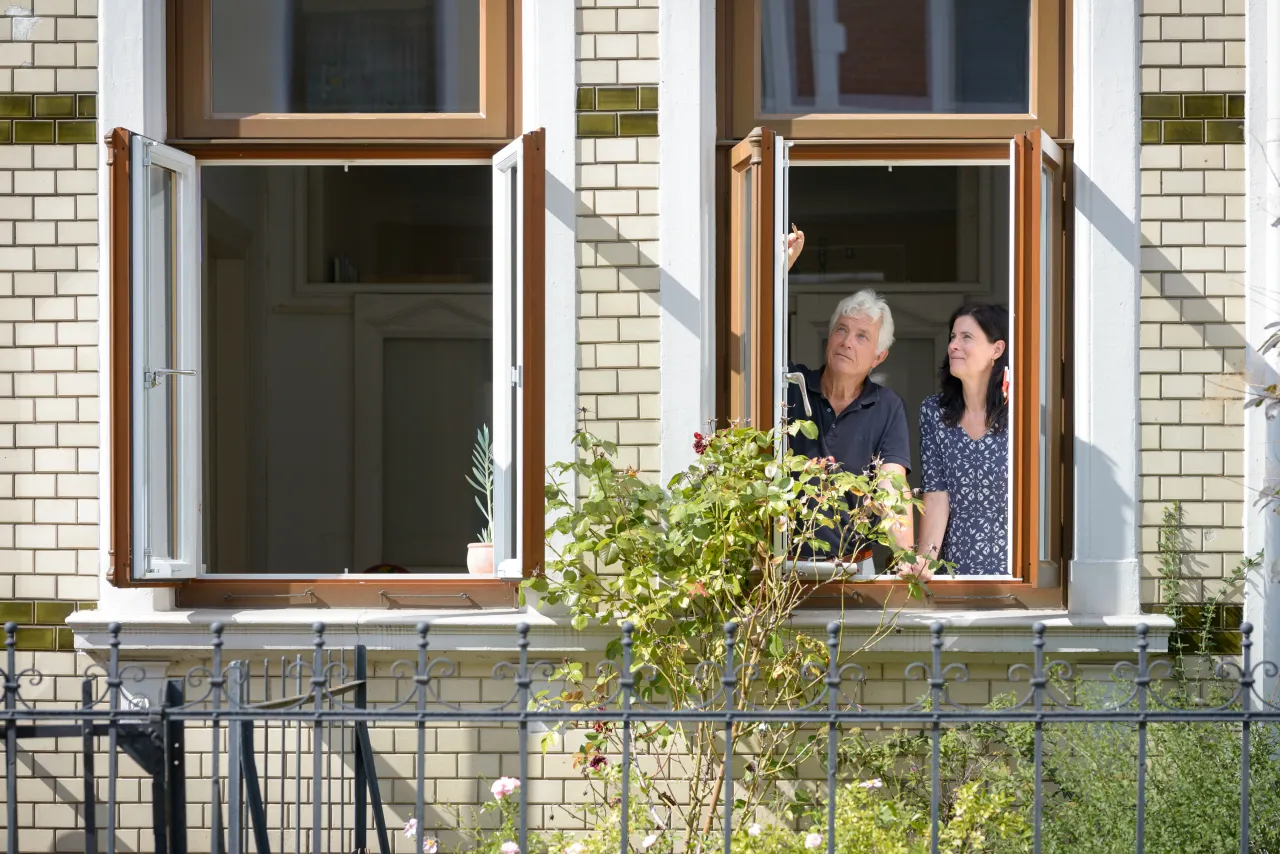 Zwei Personen gucken aus einem Fenster - Beratung Dämmung