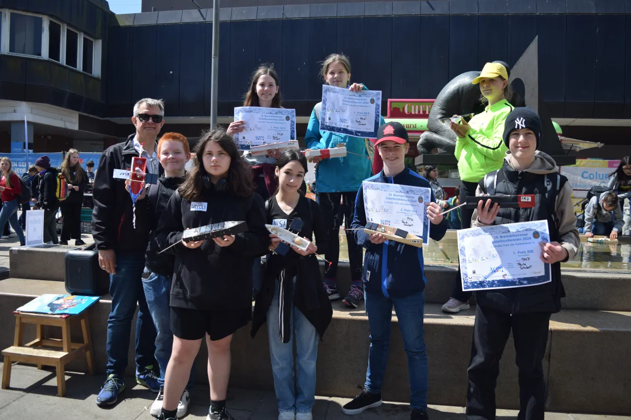 Gruppenfoto von Schüler*innen und Lehrer