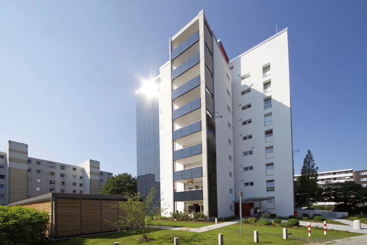 Solarfassade am GEWOBA-Sanierungsobjekt Eislebener Stra&szlig;e 75, Bremen-Vahr