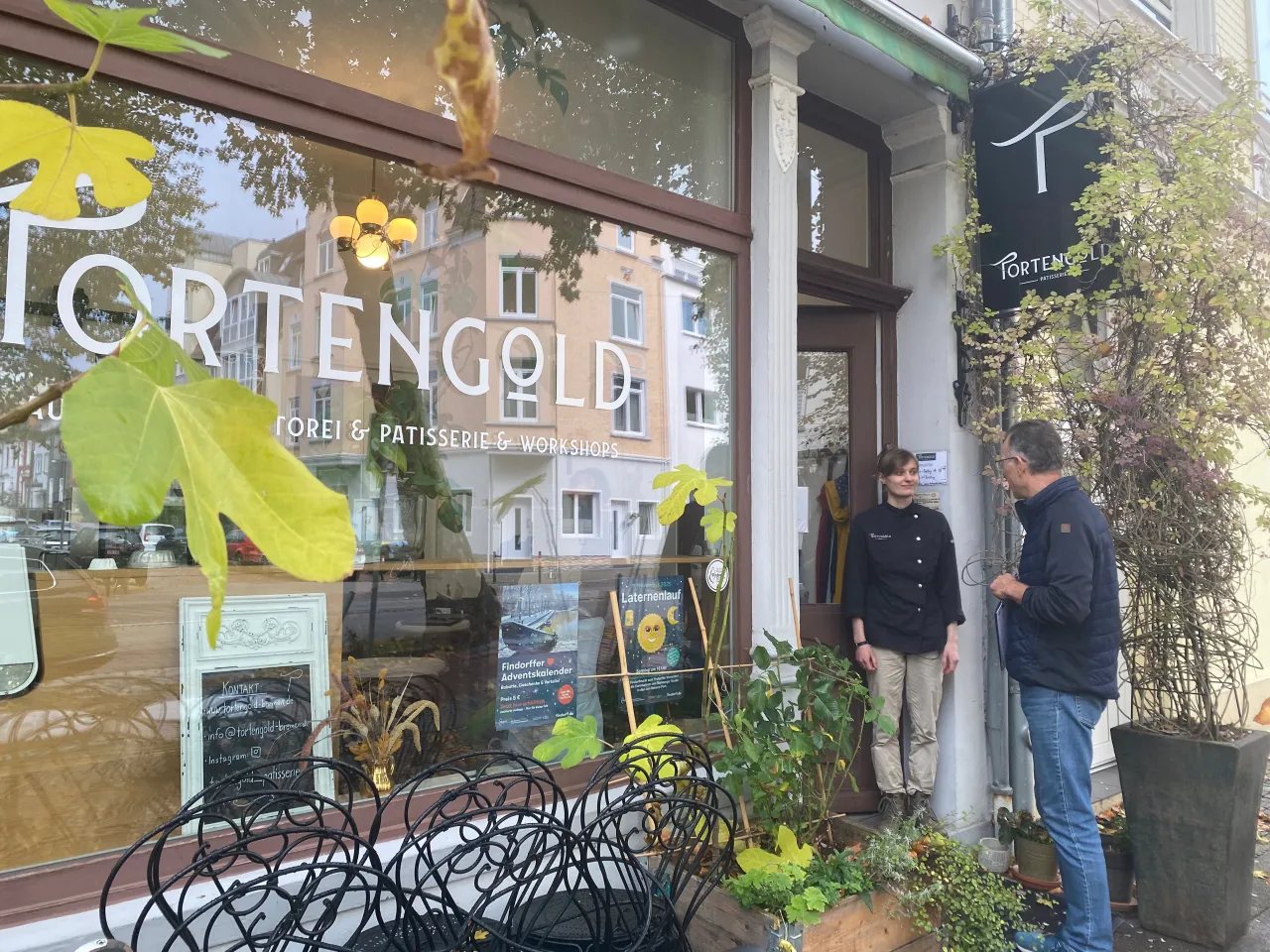 Ein Mann und eine Frau stehen vor einem Ladengesch&auml;ft mit der Aufschrift 