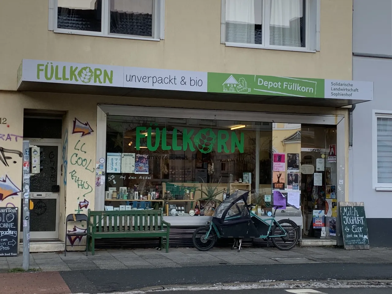 Unverpacktladen F&uuml;llkorn mit davor parkendem Lastenrad