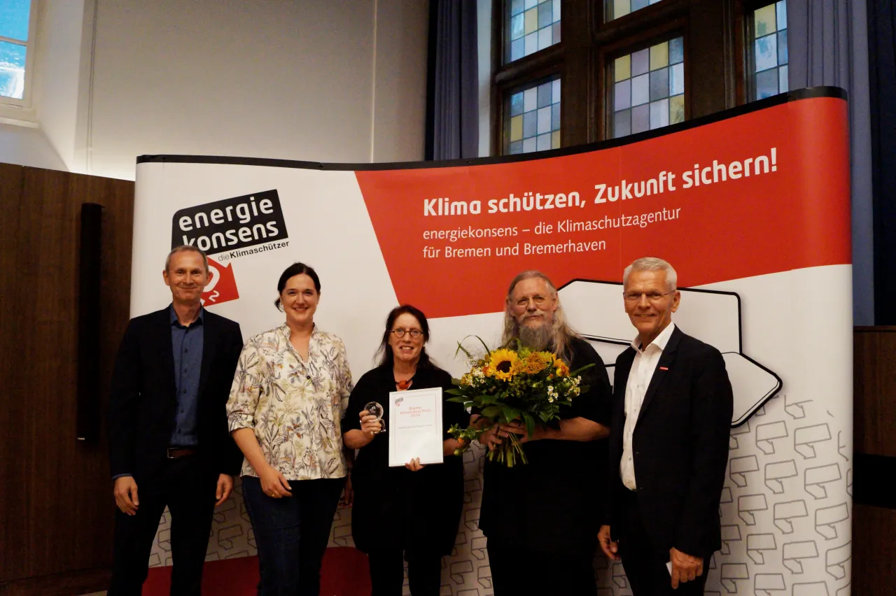 v.l.: Martin Grocholl (Geschäftsführer energiekonsens), Kathrin Moosdorf (Senatorin für Umwelt, Klima und Wissenschaft), Ida Büssing, Thomas Feischen und Adreas Meyer (Hauptgeschäftsführer Handwerkskammer Bremen)