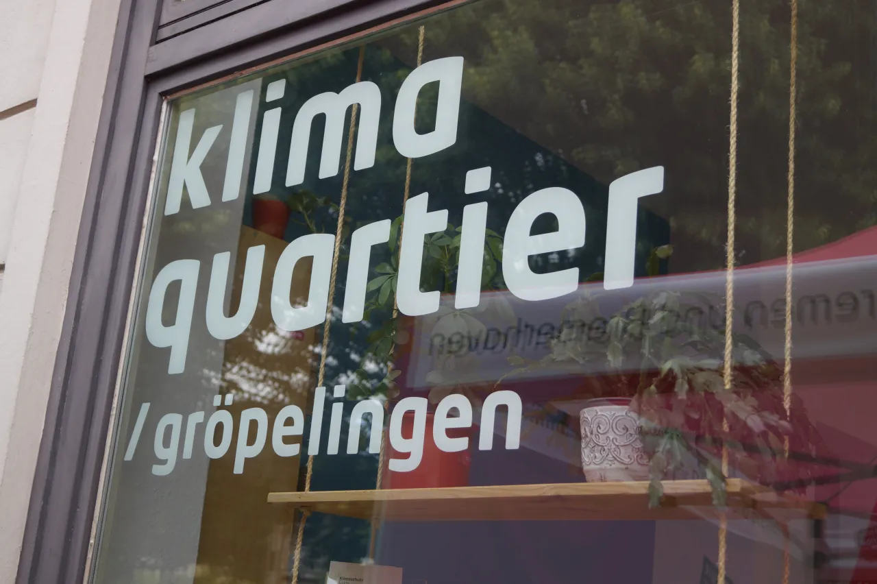 Fensterbeklebung Schriftzur 
