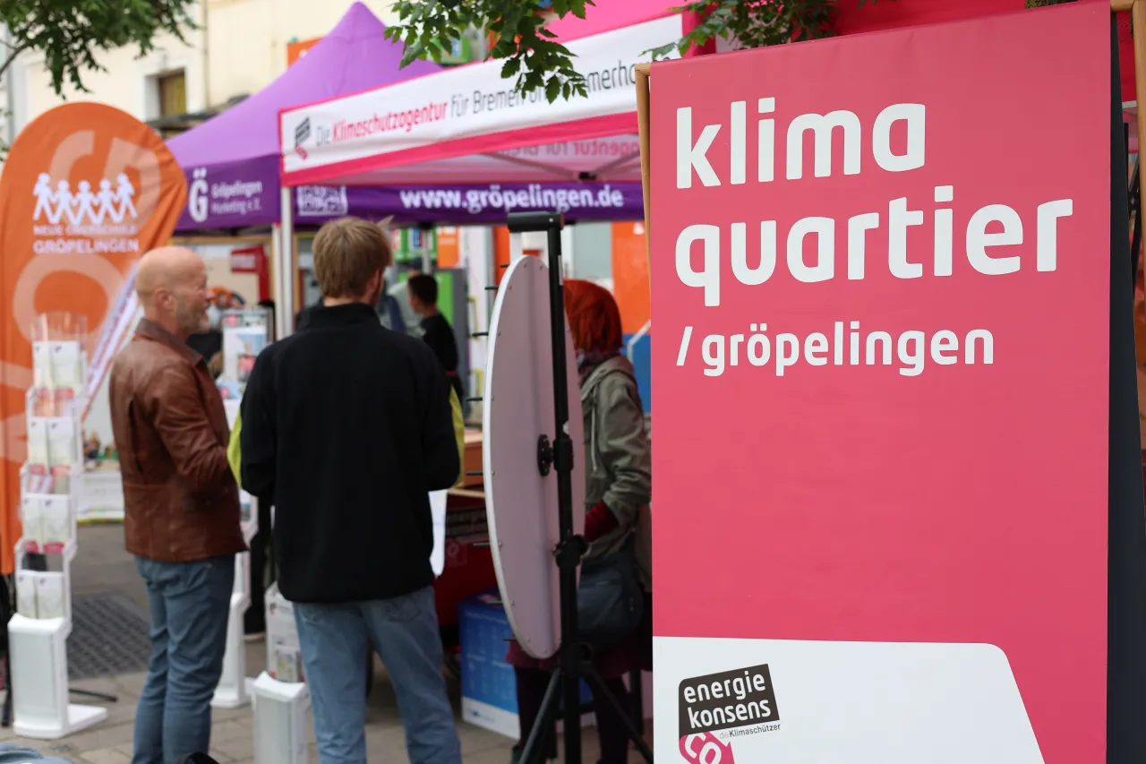 Personen stehen an einem Infostand