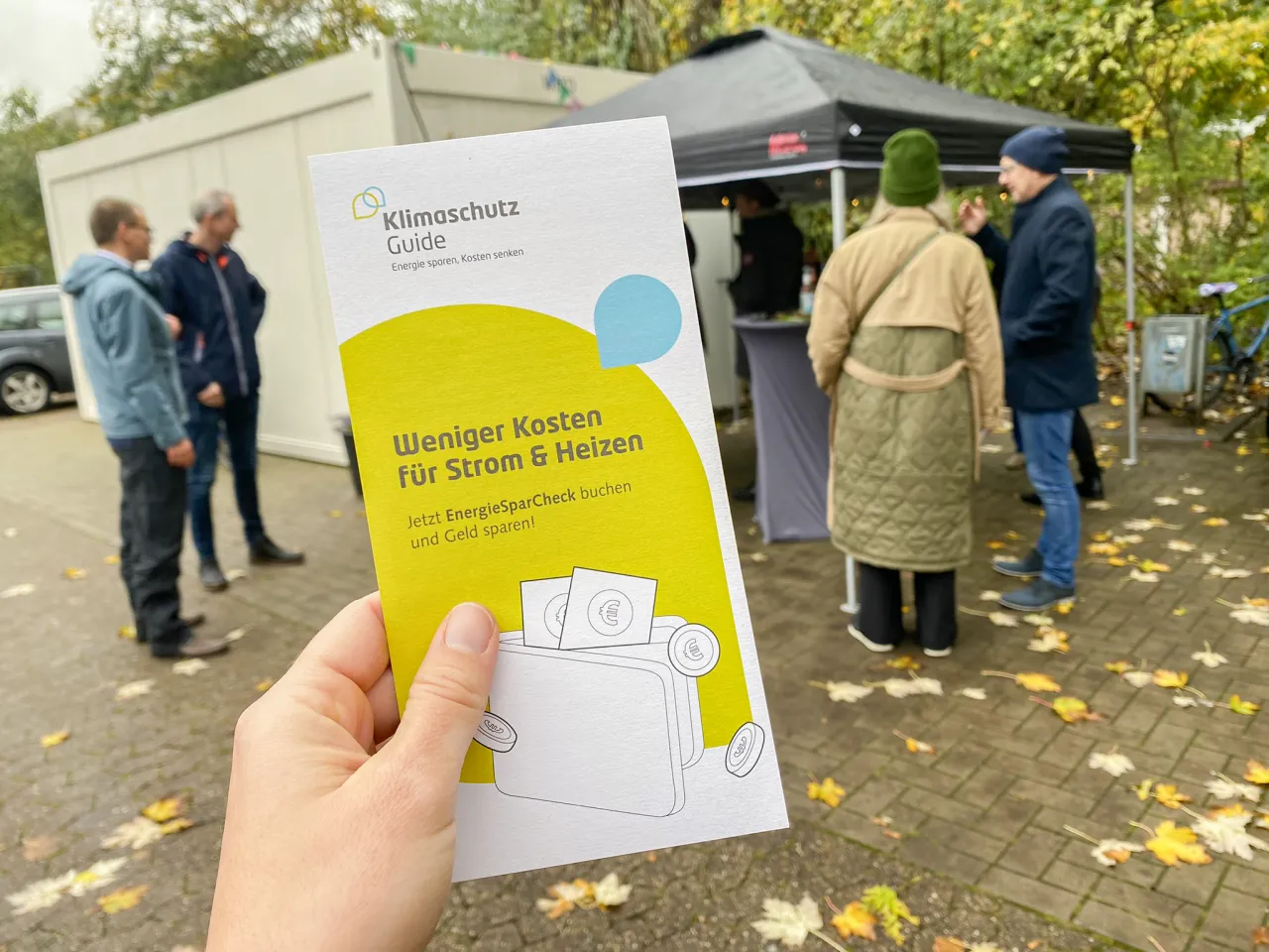 Hand hält Flyer vom Angebot 