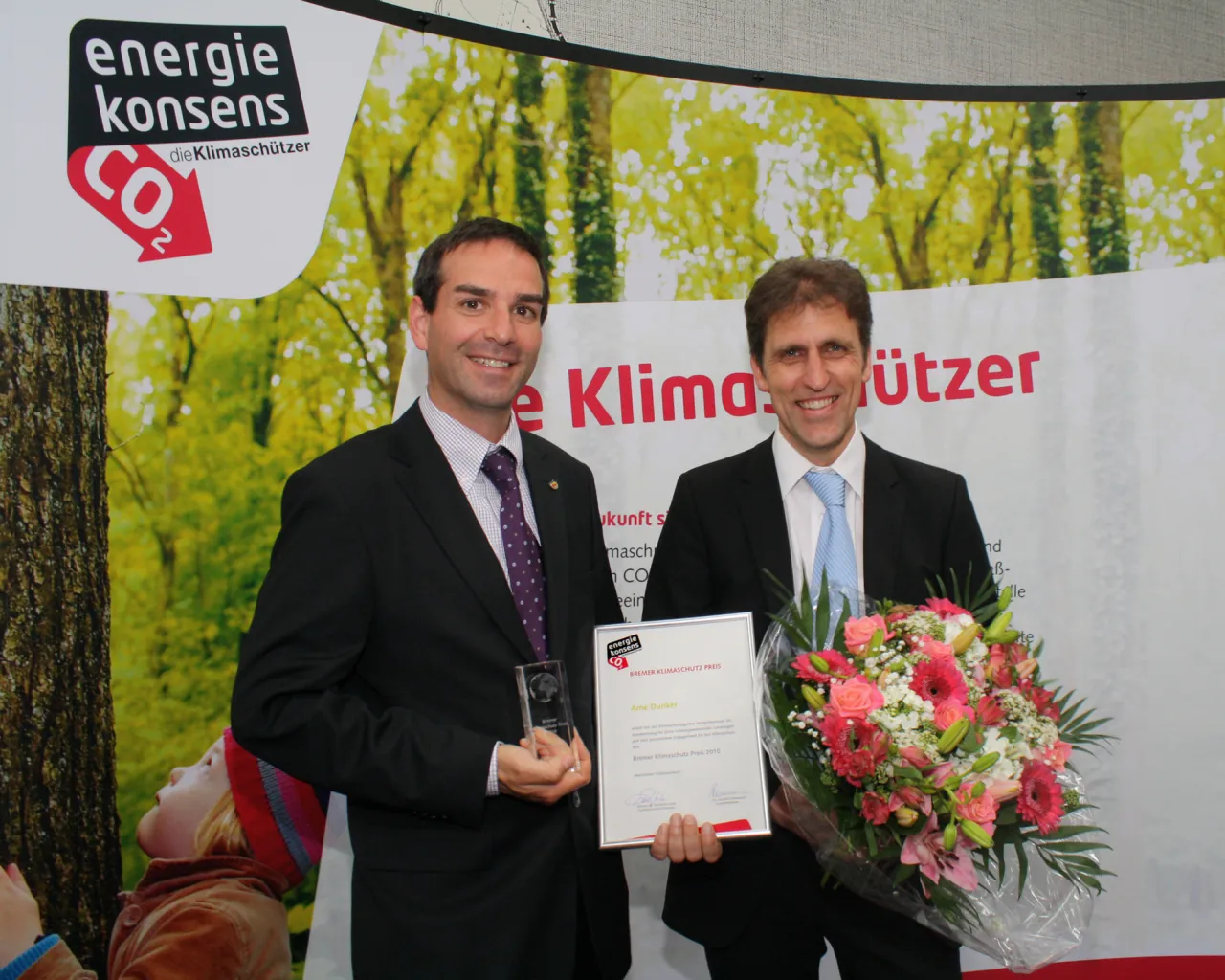 Dem Preisträger Arne Dunker (l.) wird der Klimaschutzpreis 2010 von Dr. Cornelis Rasmussen, Geschäftsführer energiekonsens, überreicht.