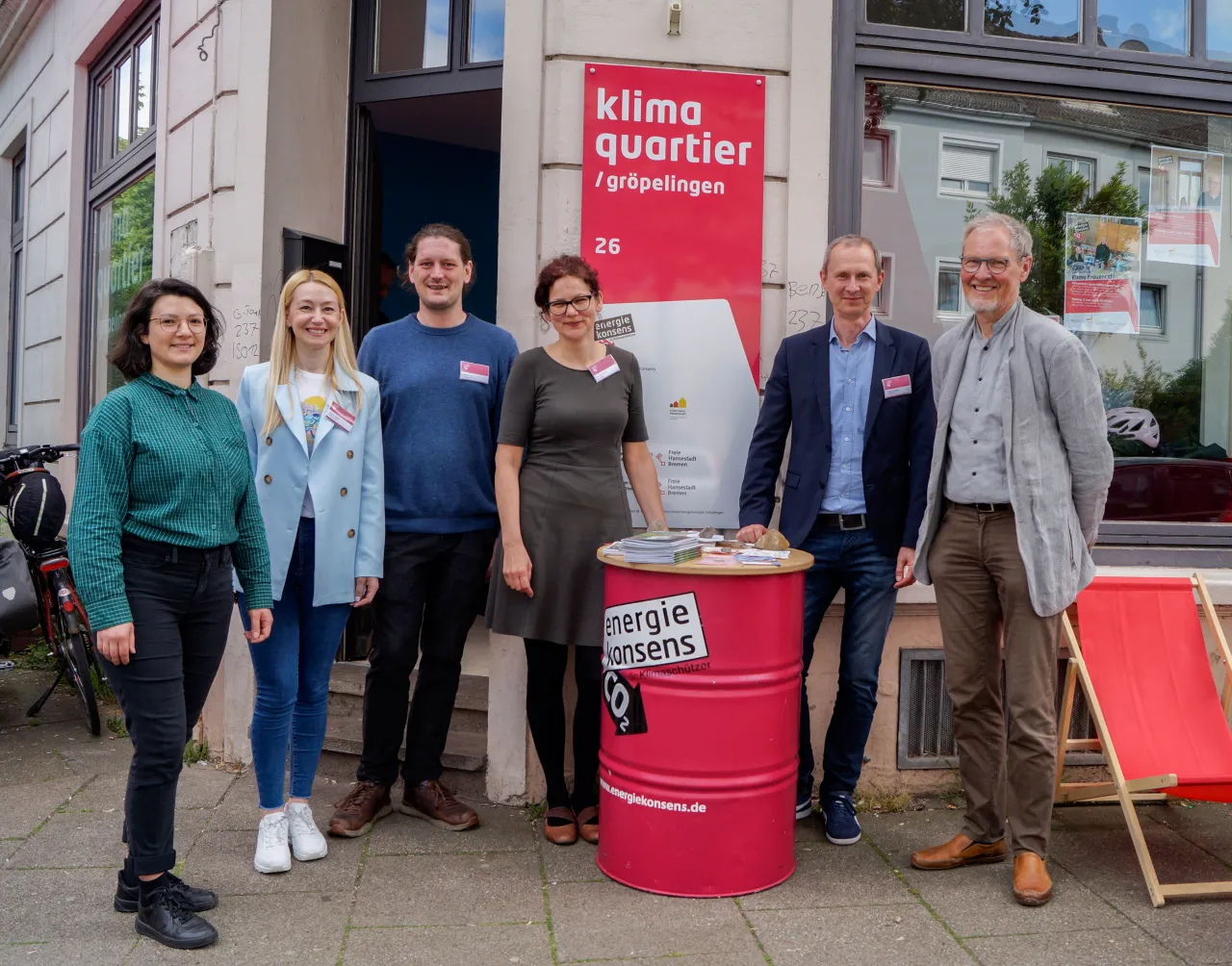 „Freuen sich über die Eröffnung des Büros ‚Klimaquartier Gröpelingen‘ am Liegnitzplatz: (v.l.n.r.) Bärbel Froemel (Quartiersmanagerin Gröpelingen), Deniz Aktug (energiekonsens), Julian Eicke (energiekonsens), Alke Rockmann (energiekonsens), Martin Grocholl (Geschäftsführer energiekonsens), Dr. Ralph Baumheier (Staatsrat bei der Senatorin für Bau, Mobilität und Stadtentwicklung)“