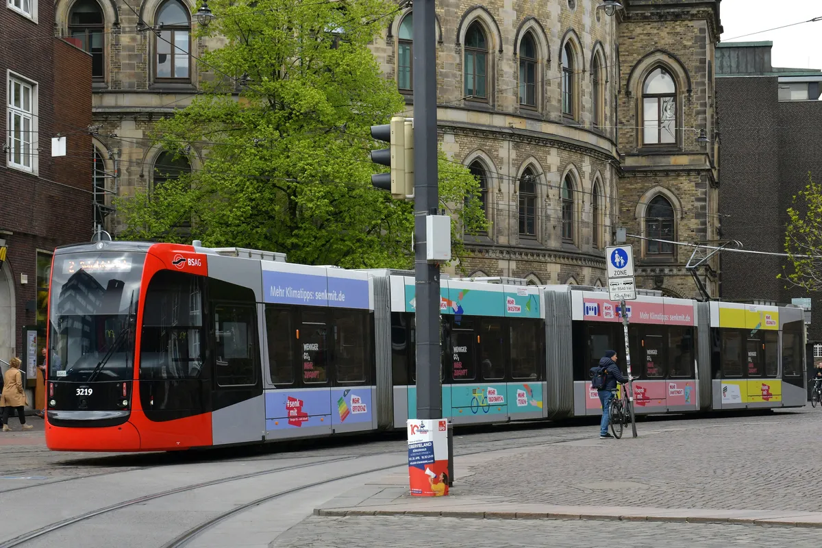 Stra&szlig;enbahn im Design der Kampagne 