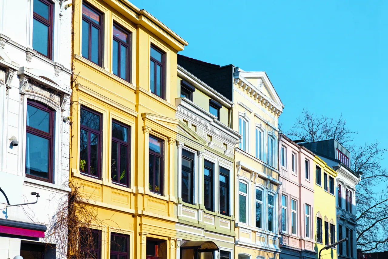 Bunte Häuserreihe in Bremen vor blauem Himmel