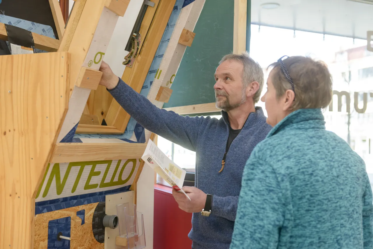Mann und Frau stehen an Modul