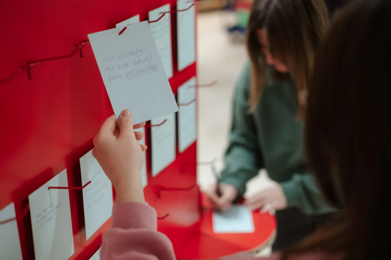 Hörstation „Moin 2038“ in der Zentralbibliothek. Nahaufnahme von der Beteiligungswand.