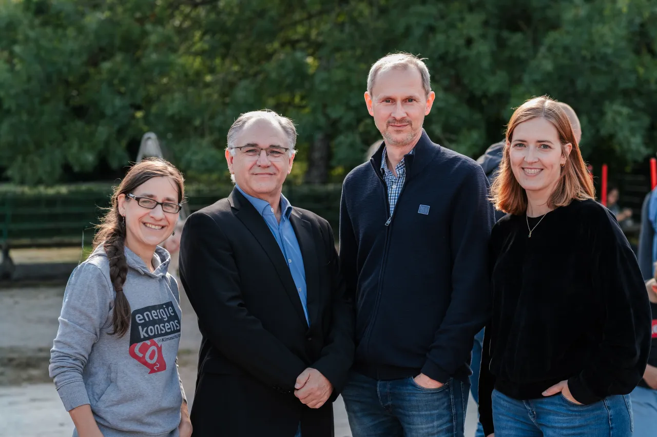 Jessica Salamon-Wildner (Projektmanagerin klima:kita, energiekonsens), Jörg Angerstein (Geschäftsführung der Hans-Wendt GgmbH), Martin Grocholl (Geschäftsführer der Klimaschutzagentur energiekonsens) und Jana Stuckenschmidt (Leitung Kinderhaus Fin Kids)